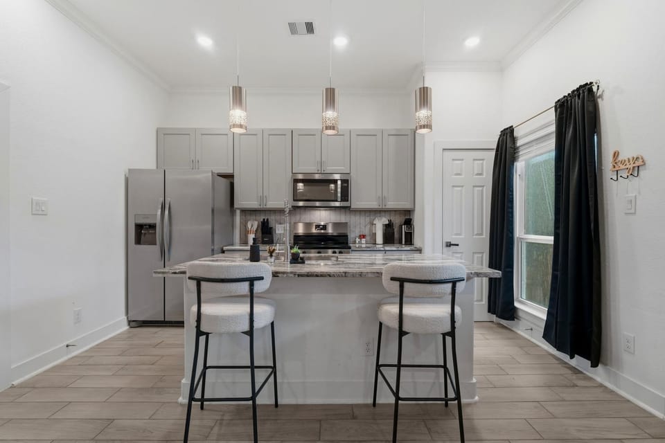 Kitchen or kitchenette, dishwasher, stove