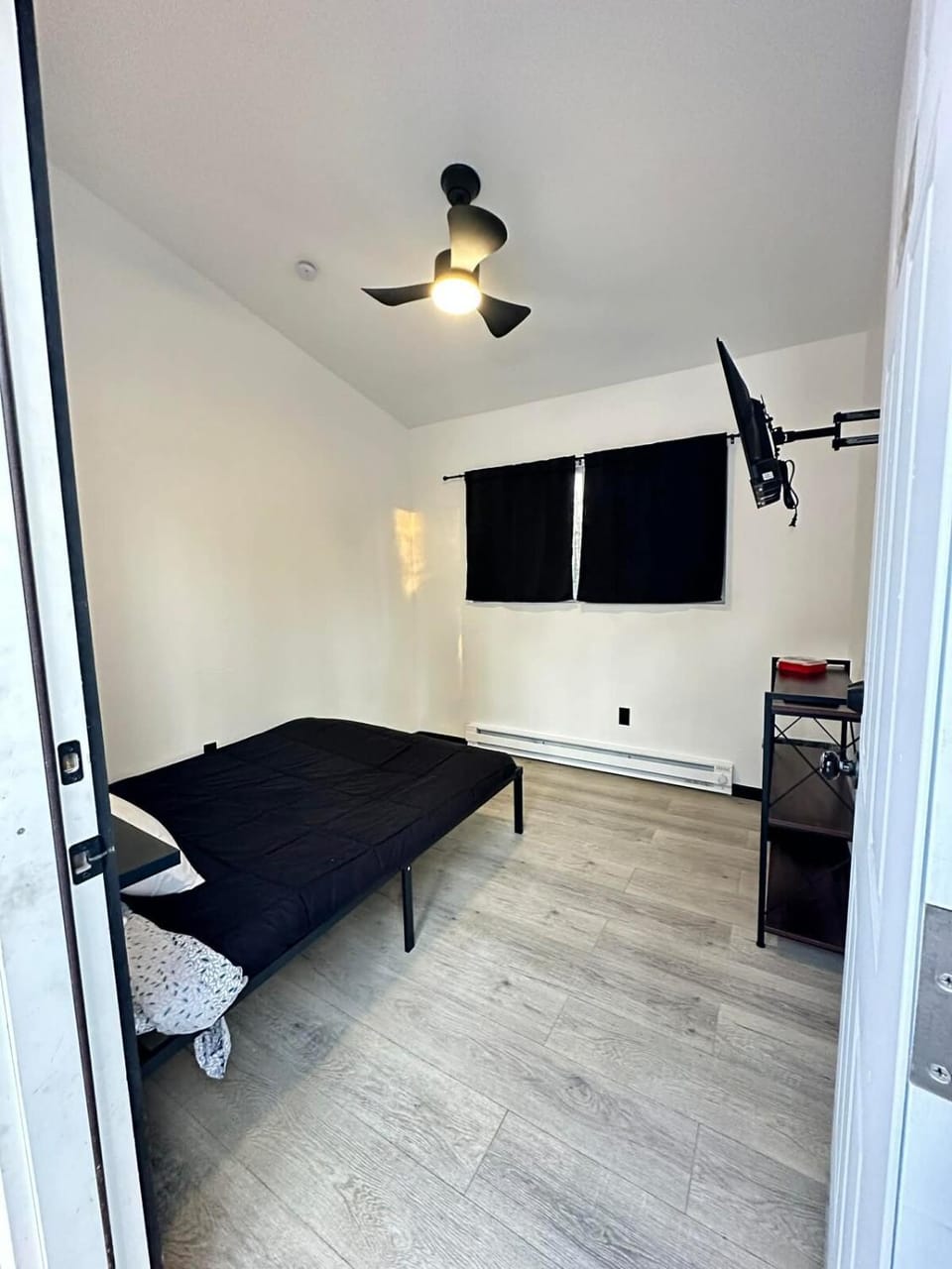 Bed, TV and multimedia, Photo of the whole room, Bedroom