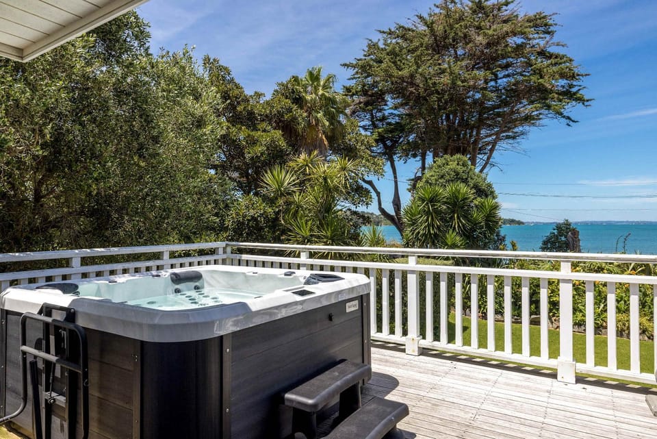 Lannan Beach House - Waterfront & Spa Apartment in Auckland Region