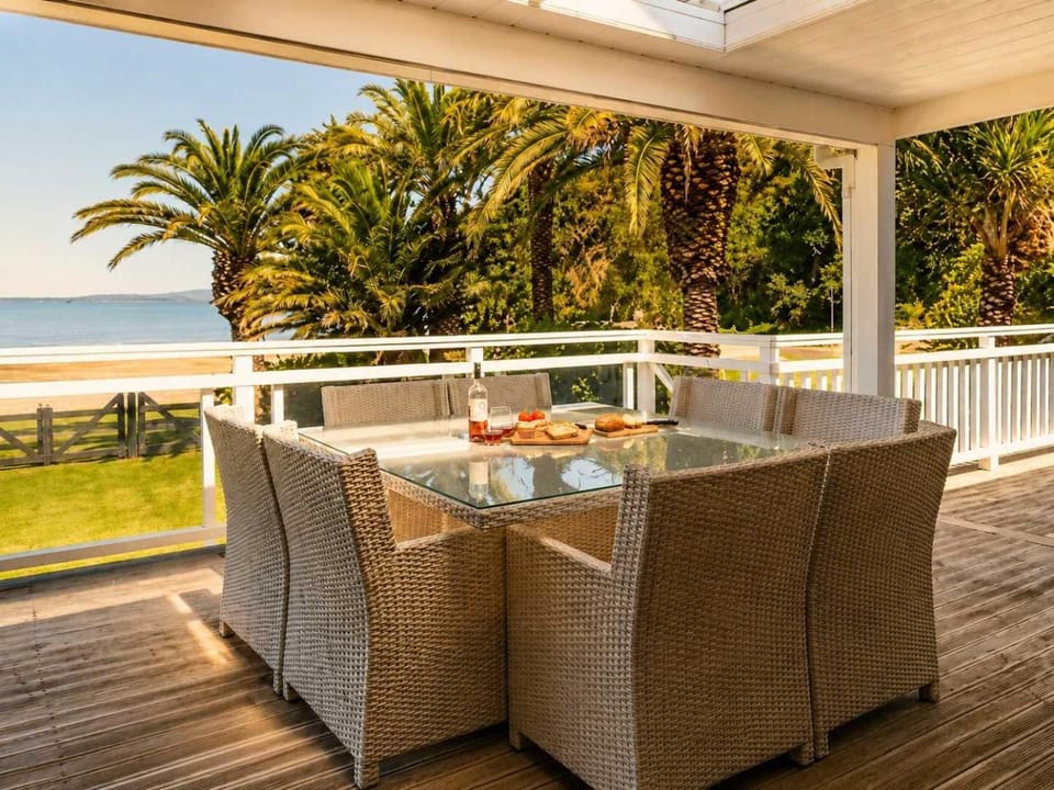 Lannan Beach House - Waterfront & Spa Apartment in Auckland Region