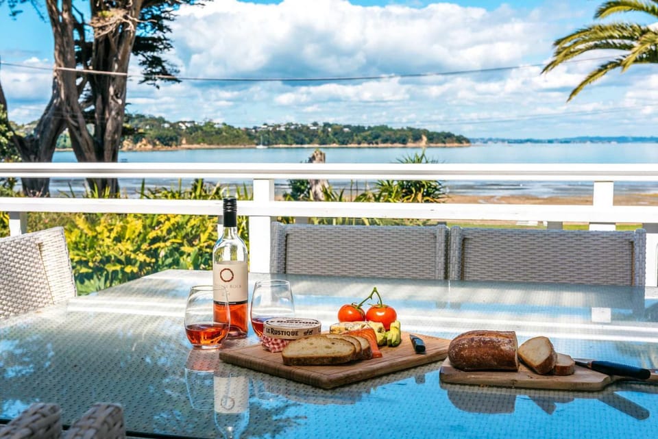 Lannan Beach House - Waterfront & Spa Apartment in Auckland Region