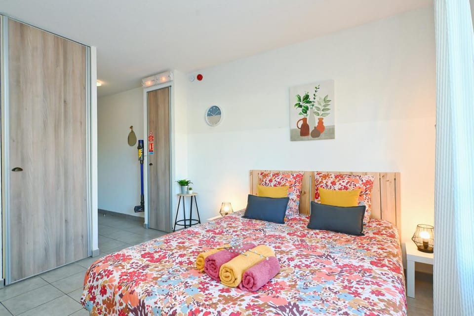 Bed, Photo of the whole room