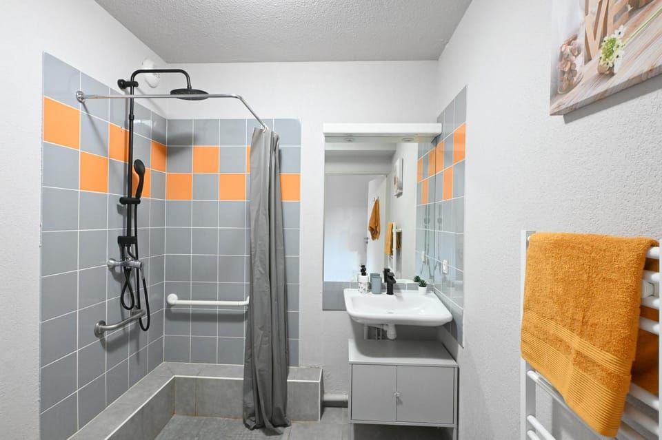 Shower, Bathroom, towels