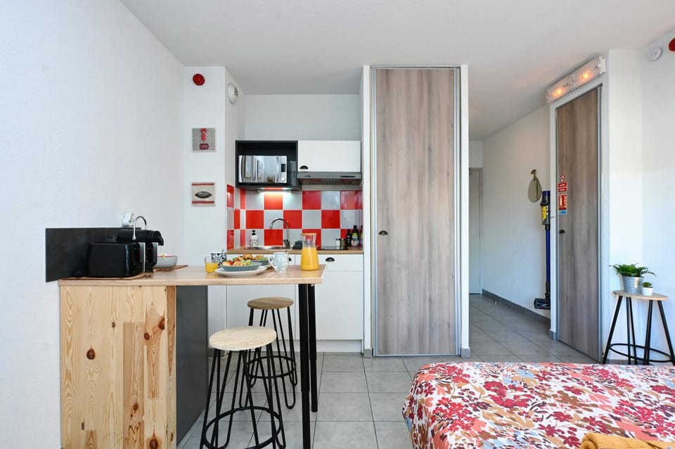 Kitchen or kitchenette, Photo of the whole room, Dining area
