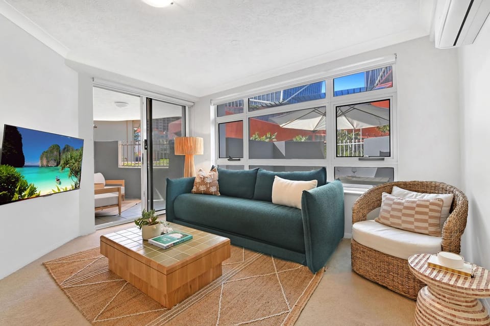 Seaside Getaway - King Bed - Large Private Courtyard - Parking Apartment in Surfers Paradise