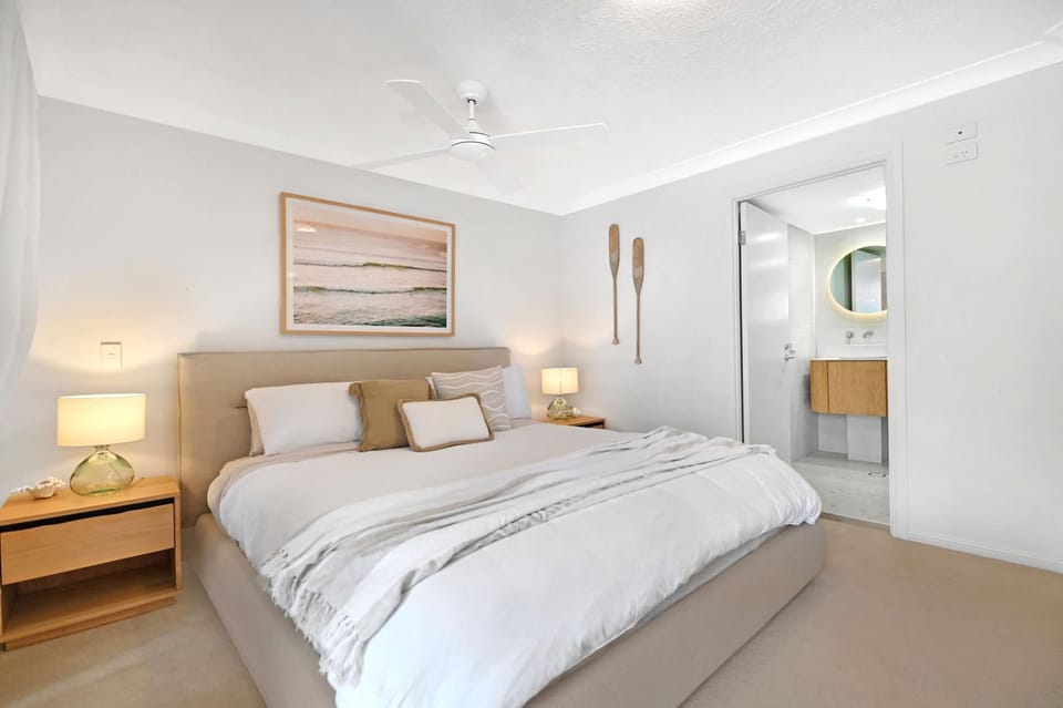 Seaside Getaway - King Bed - Large Private Courtyard - Parking Apartment in Surfers Paradise