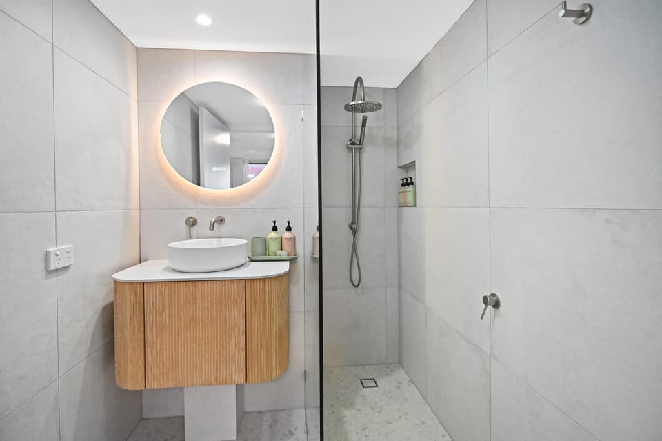 Seaside Getaway - King Bed - Large Private Courtyard - Parking Apartment in Surfers Paradise