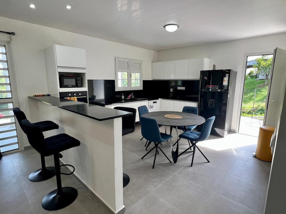 Living room, Seating area, Dining area, oven, stove