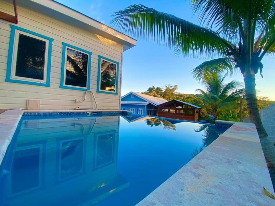Villa Casa Familia with private pool - 5 min walk to West Bay beach House in West Bay
