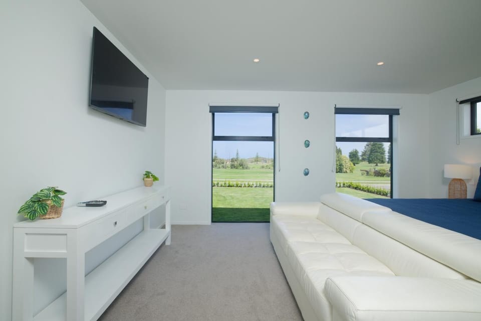 Ocean Ridge Retreat - Opposite Hole 13! House in Kaikōura