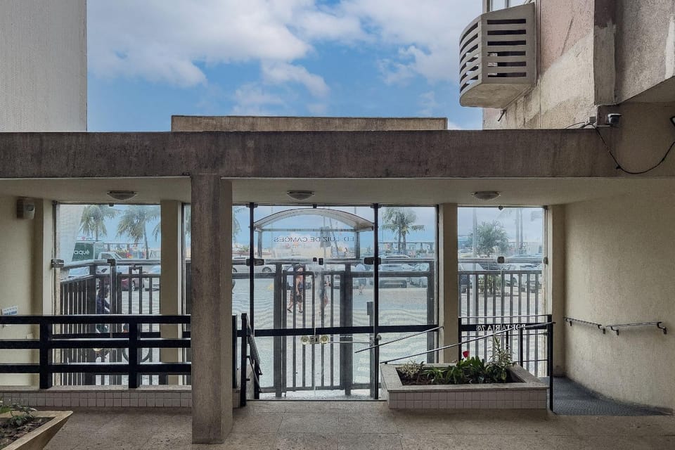Prédio em frente a praia de Copa, 2 e 3 Quartos, pé na areia. Entrar, Relaxar e Desfrutar! Apartment in Rio de Janeiro