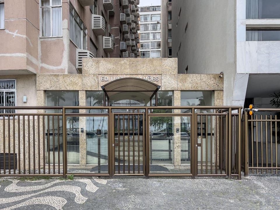 Prédio em frente a praia de Copa, 2 e 3 Quartos, pé na areia. Entrar, Relaxar e Desfrutar! Apartment in Rio de Janeiro