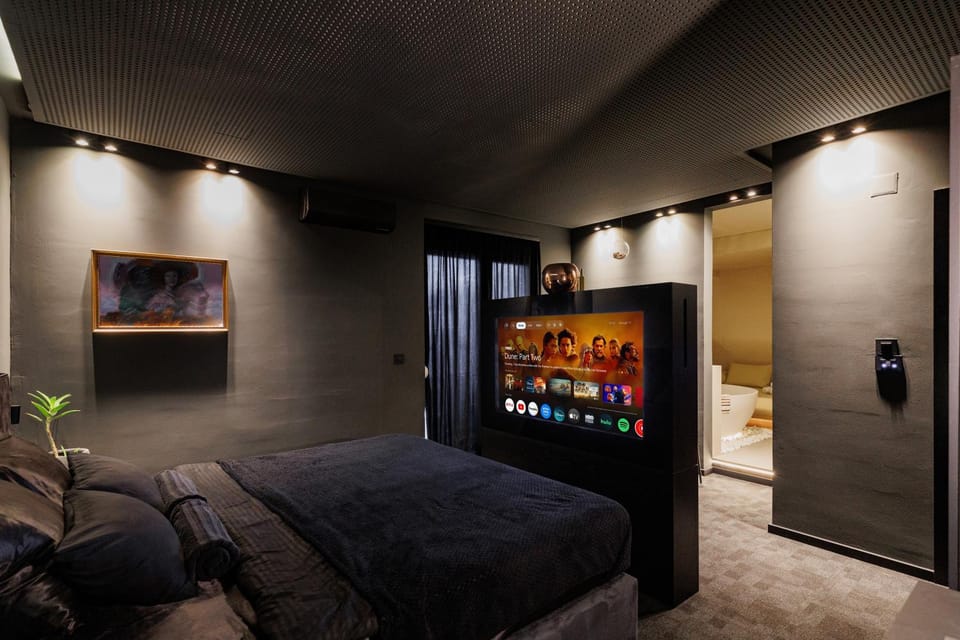 Bed, TV and multimedia, Bedroom