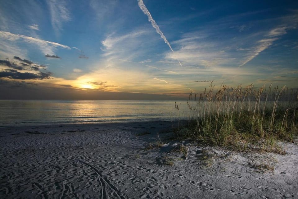 2BR Renovated Siesta Key Condo, beach and pool access Apartment in Siesta Beach