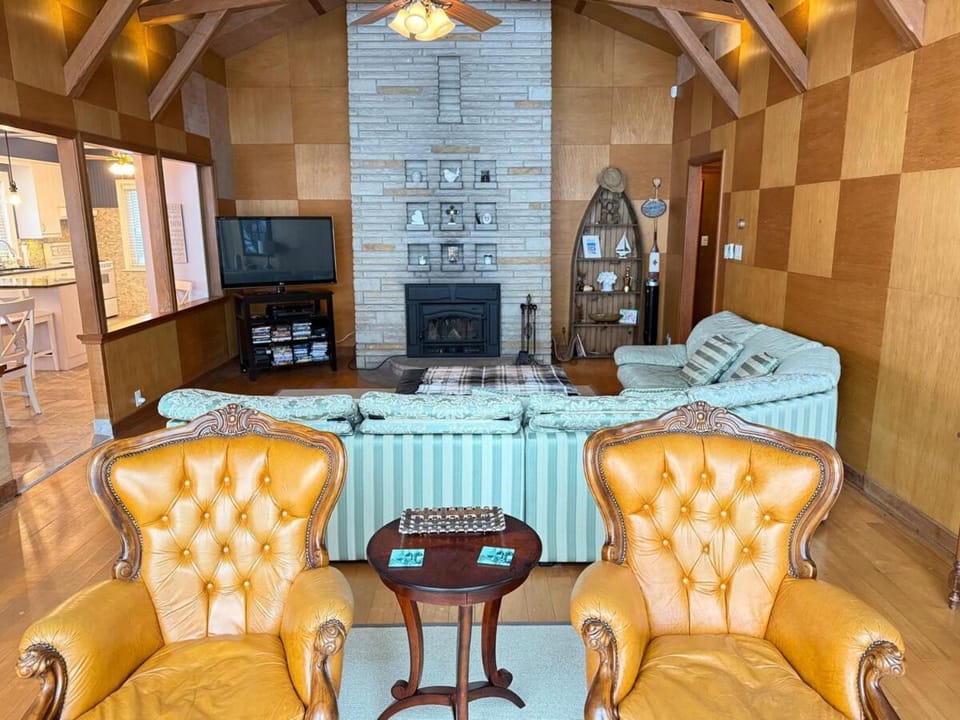 Private Lakehouse Getaway Hot Tub on the Water House in New York
