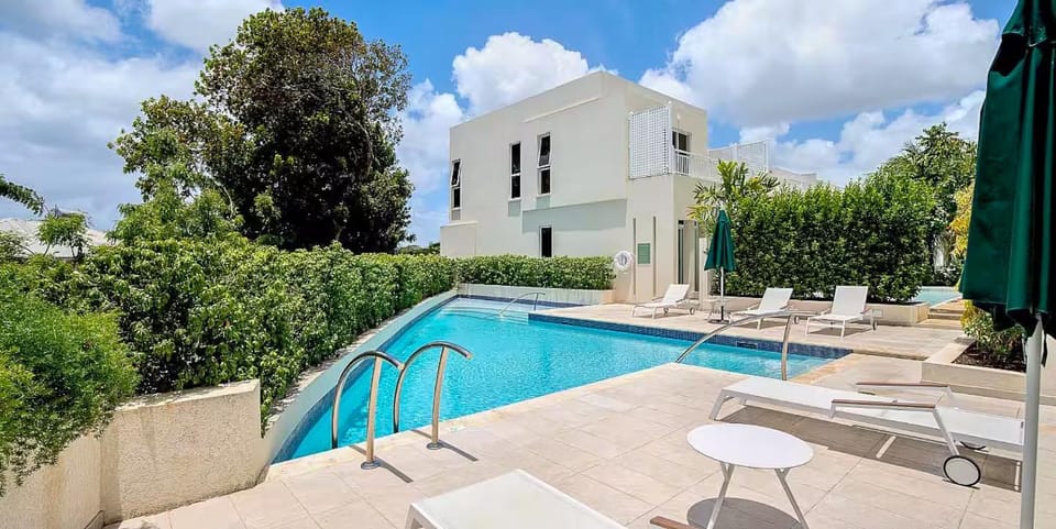 Swimming pool, sunbed