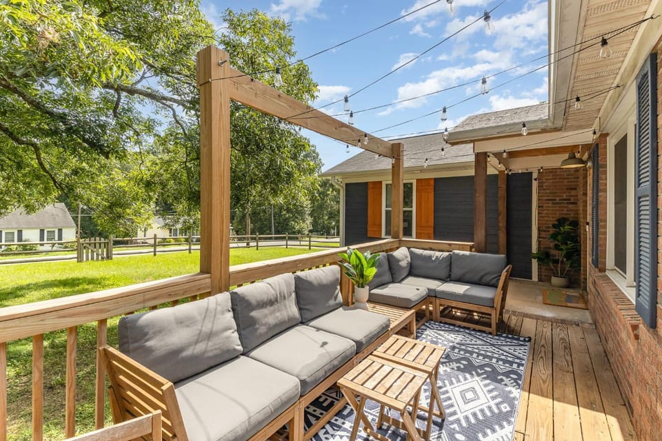 Relaxing Belmont Escape, 4BR, Pet Friendly House in Belmont