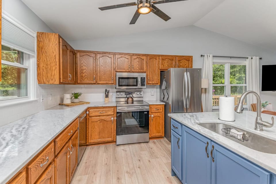 Relaxing Belmont Escape, 4BR, Pet Friendly House in Belmont