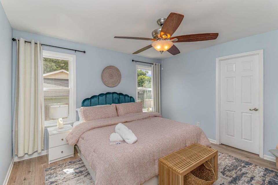 Relaxing Belmont Escape, 4BR, Pet Friendly House in Belmont