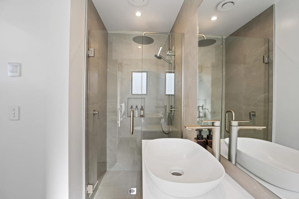 Summit Haven – East | 2BR New Build | Spa Apartment in Queenstown