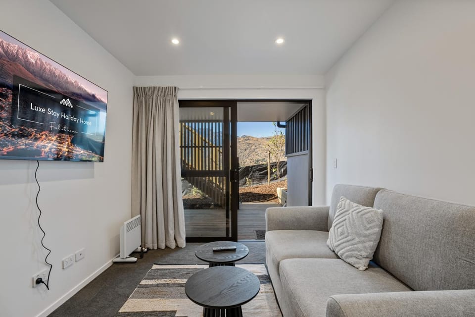Summit Haven – Centre | 2BR New Build | Spa Apartment in Queenstown