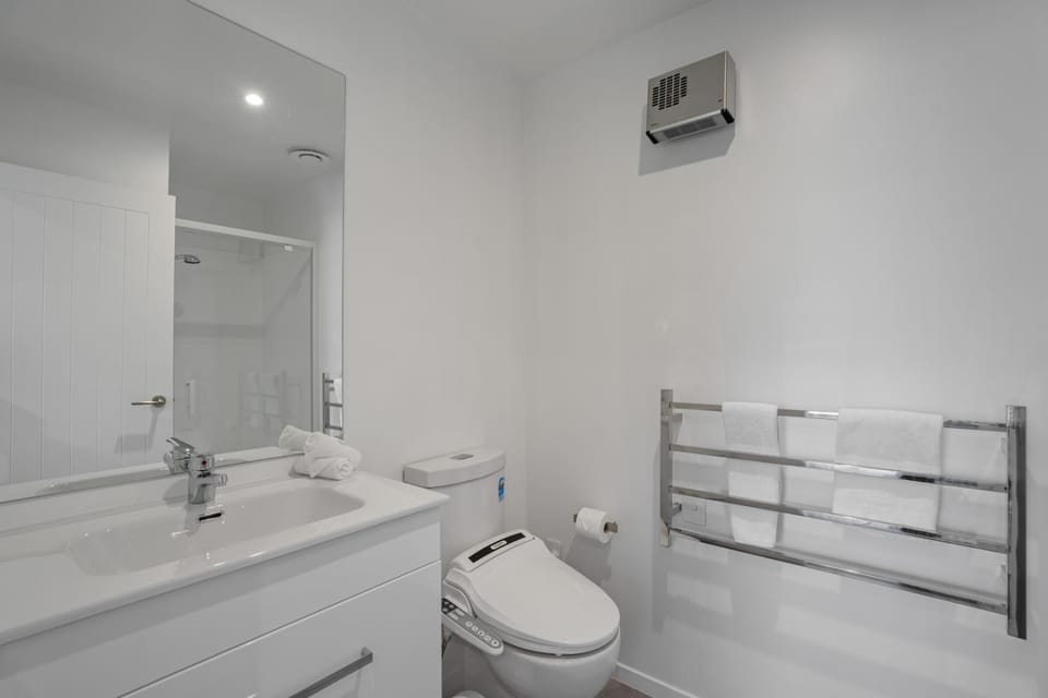 Summit Haven – Centre | 2BR New Build | Spa Apartment in Queenstown