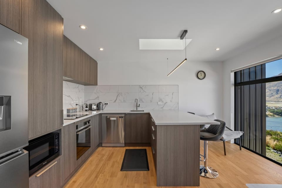 Summit Haven – Centre | 3BR New Build | Spa Apartment in Queenstown