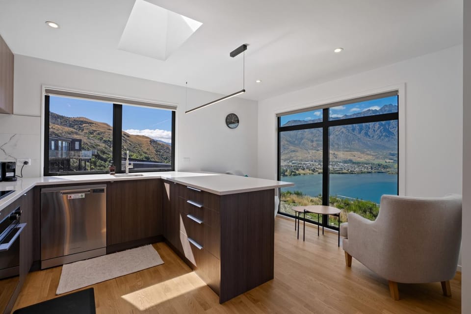 Summit Haven – East | 3BR New Build | Spa Apartment in Queenstown