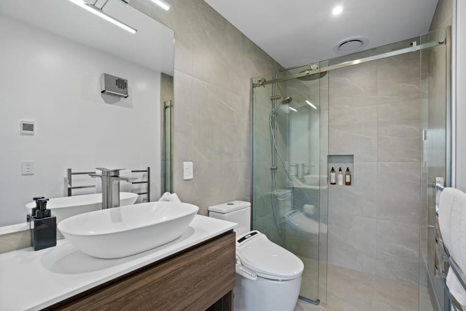 Summit Haven – East | 3BR New Build | Spa Apartment in Queenstown