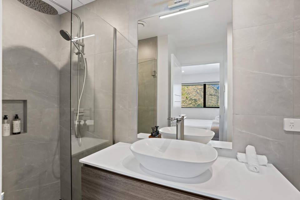 Summit Haven – East | 5BR New Build | 2 Spas House in Queenstown