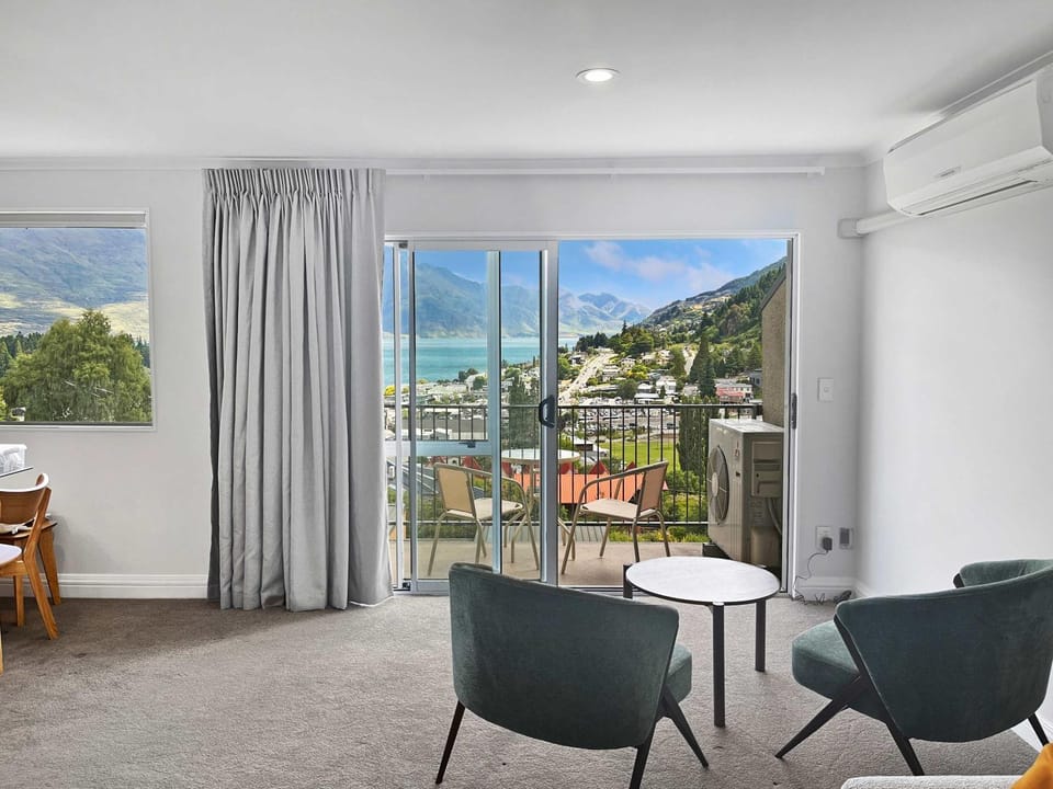 Natural landscape, View (from property/room), Balcony/Terrace, Living room, Seating area, Dining area, Lake view, Mountain view