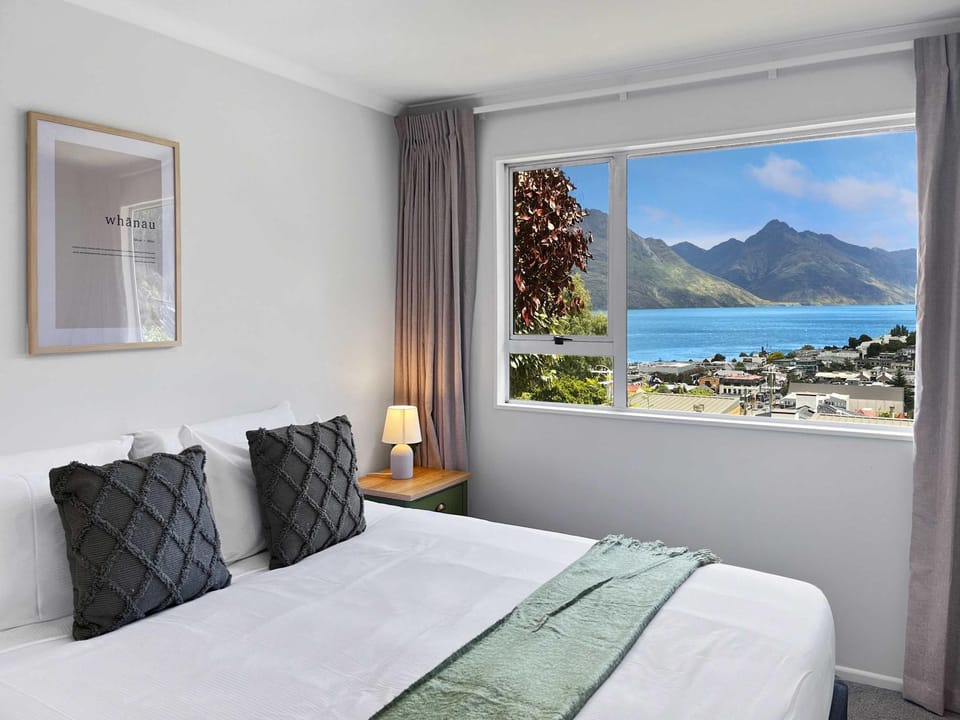 Nearby landmark, Bed, Natural landscape, Bedroom, Lake view, Mountain view