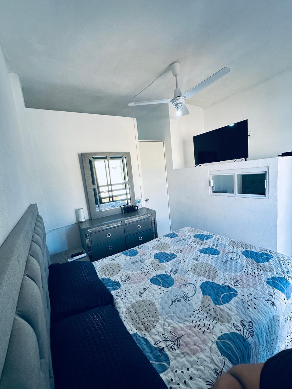 Photo of the whole room, Bedroom