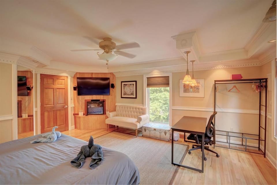 Saratoga Lake Boathouse Retreat House in Saratoga Lake