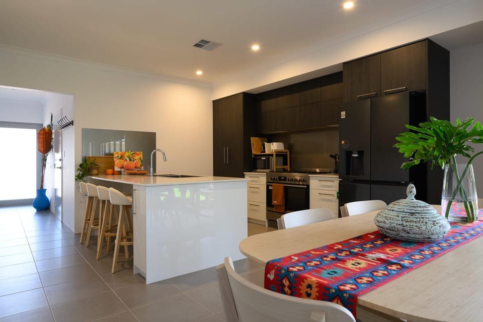 Kitchen or kitchenette, Dining area, minibar, oven
