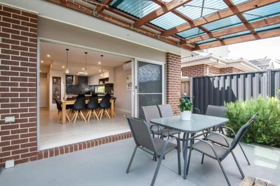 Shoreline Haven by the Bay| Pizza Oven + Fireplace House in Rosebud