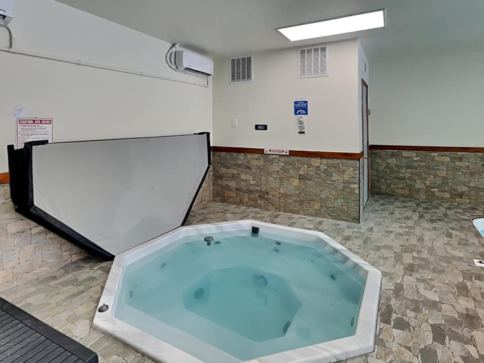 Hot Tub, air conditioner