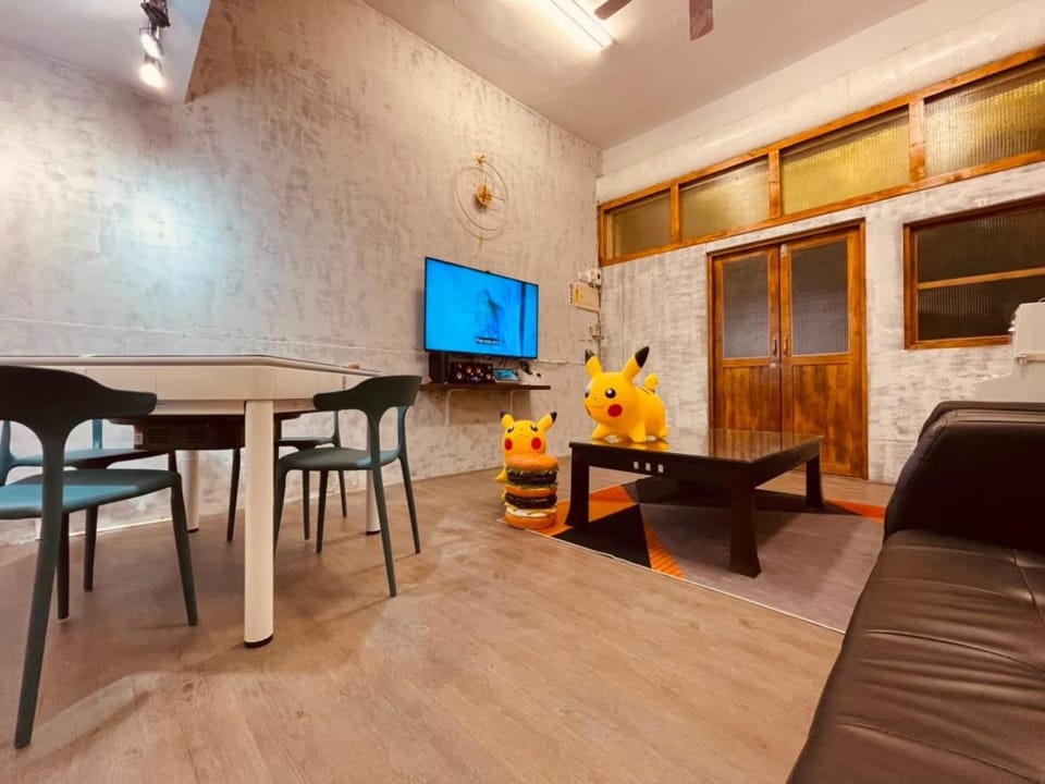 Communal lounge/ TV room, TV and multimedia, Living room, Seating area, Dining area, Evening entertainment