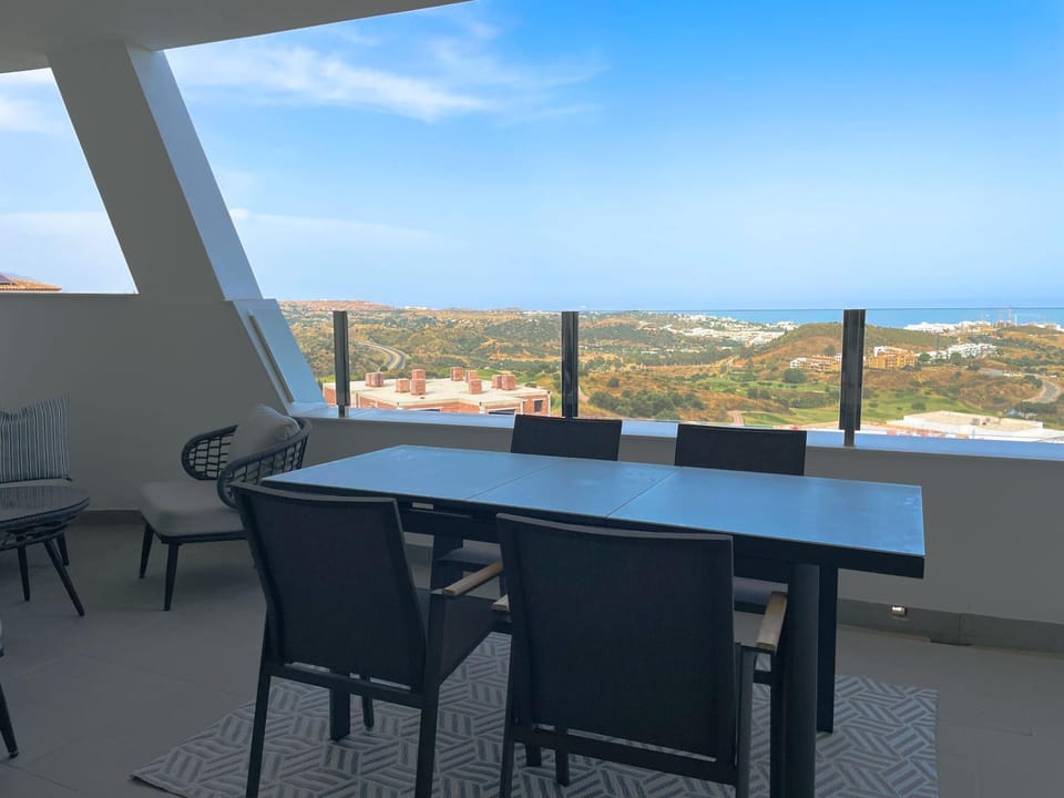 2 Bed Luxury Apartment - Sea views, Parking, Spa, 5 min to Beach next to Calanova Golf Apartment in Sitio de Calahonda