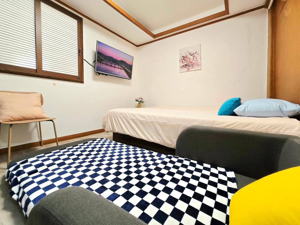 Bed, TV and multimedia, Seating area, Bedroom
