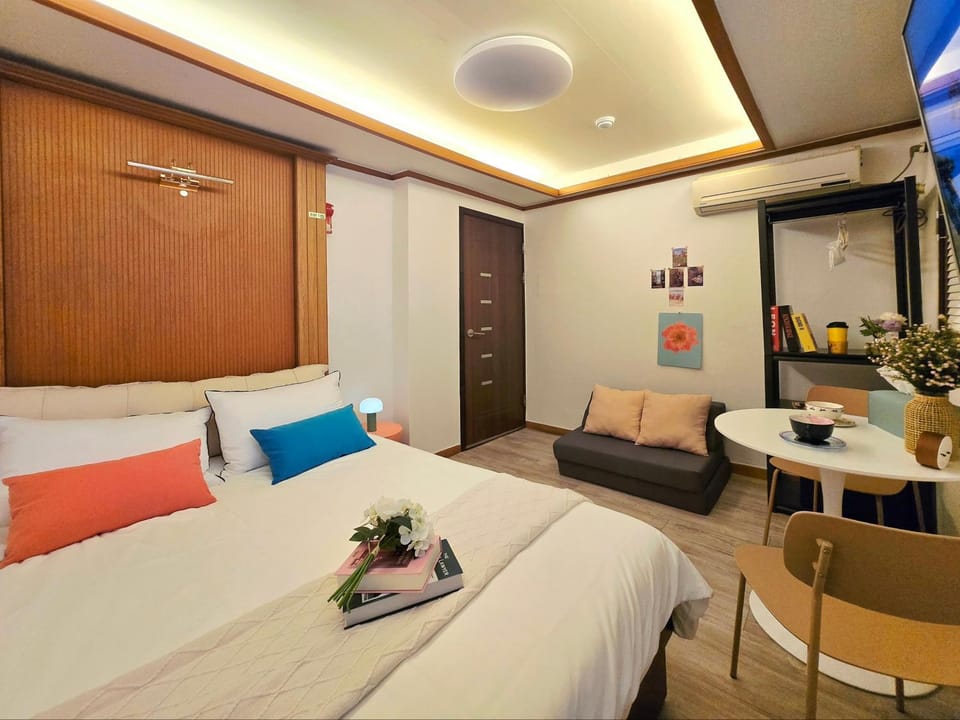 Bed, Photo of the whole room, Seating area, Bedroom