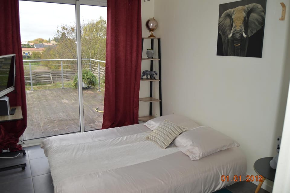Bed, Photo of the whole room, Bedroom