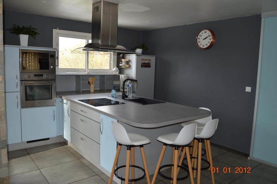 Kitchen or kitchenette, Dining area, stove