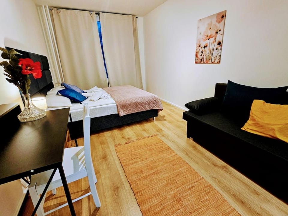 PRIVATE GARDEN 2BR PRAGUE APARTMENT for Business & Leisure, FREE PARKING & Gym, by LIVE-INN 2 Apartment in Prague