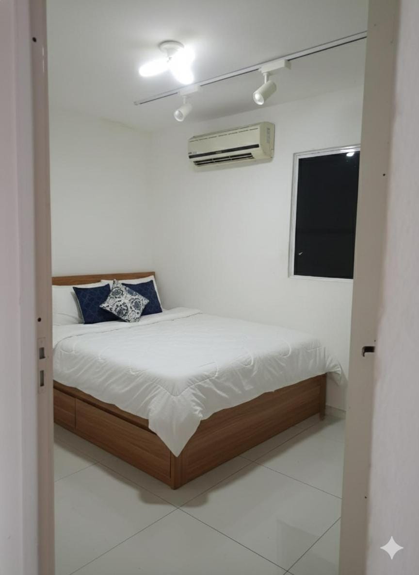 Bed, Photo of the whole room, towels, air conditioner