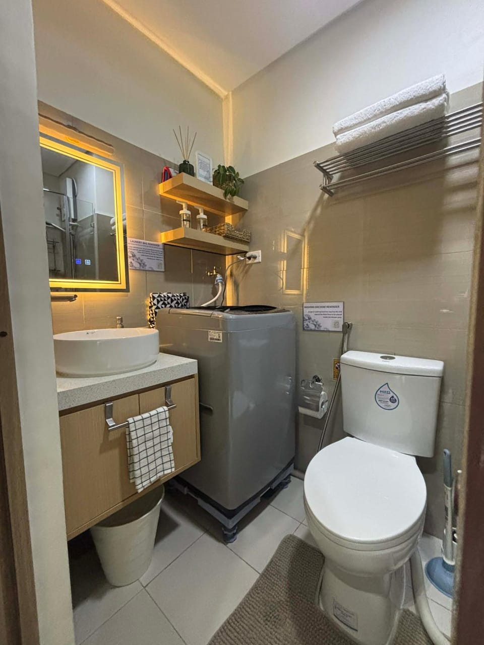 Bathroom, Kitchen or kitchenette, washing machine