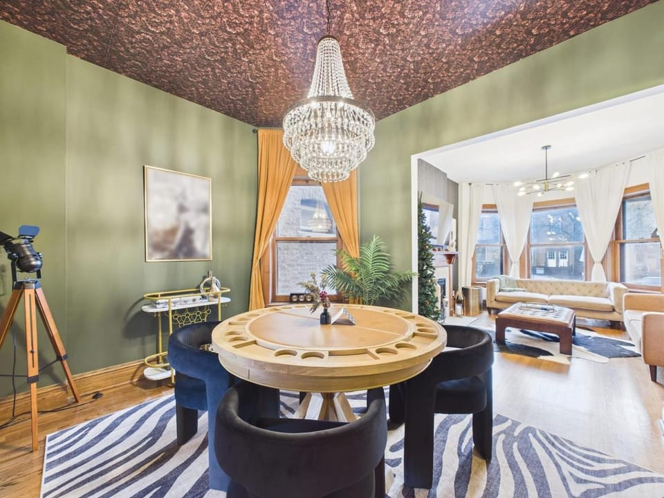Elite Art Deco Duplex Garage Apartment in Wrigleyville