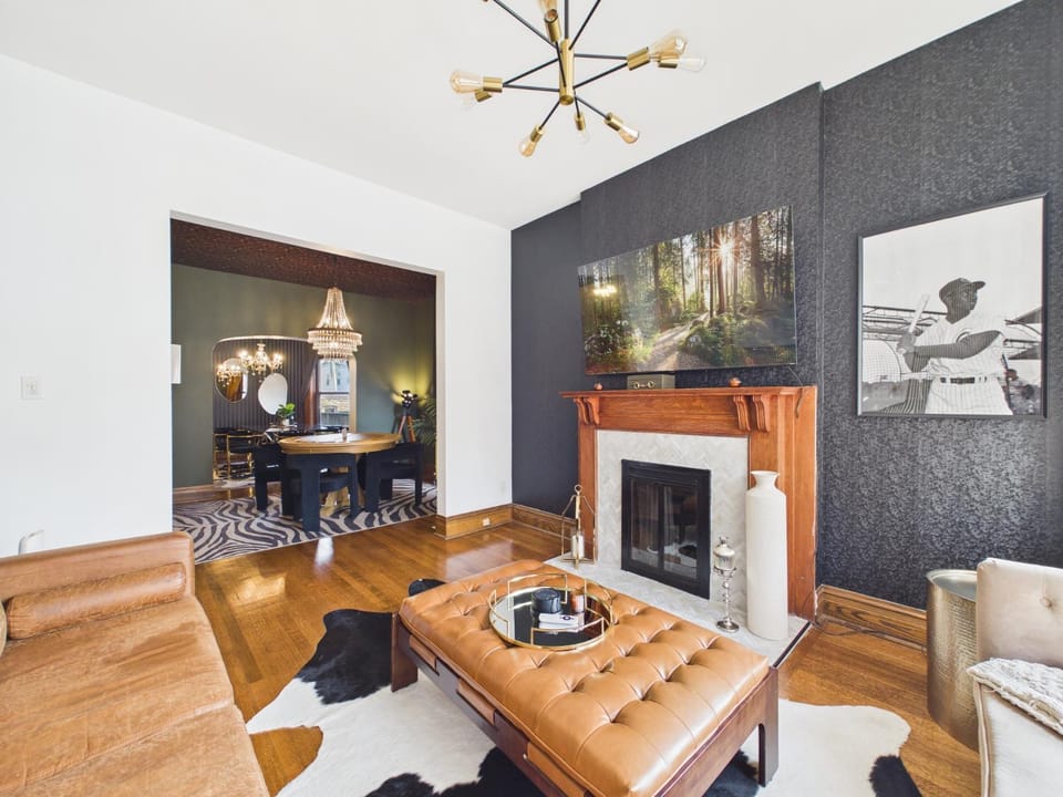 Elite Art Deco Duplex Garage Apartment in Wrigleyville