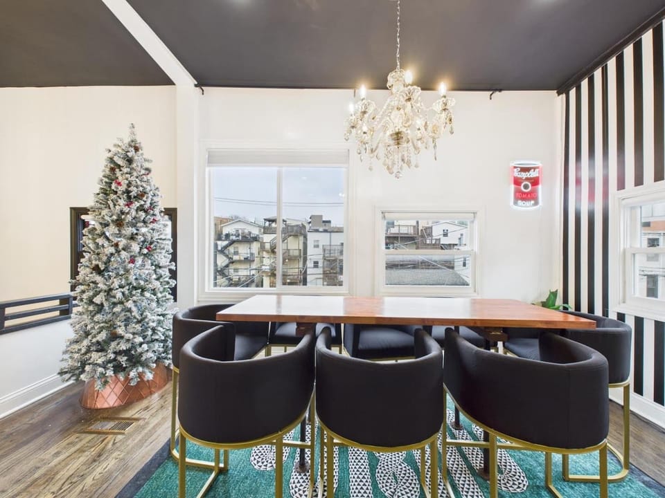 Addison Art Deco Manor Garage House in Wrigleyville