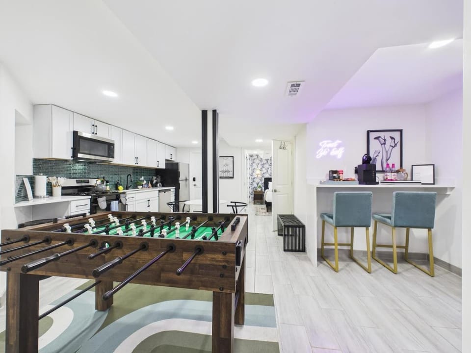 Addison Art Deco Manor Garage House in Wrigleyville